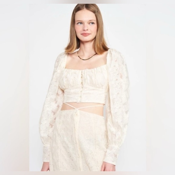 En Saison Tops - En Saison Cropped Floral Creme Blouse NWT
